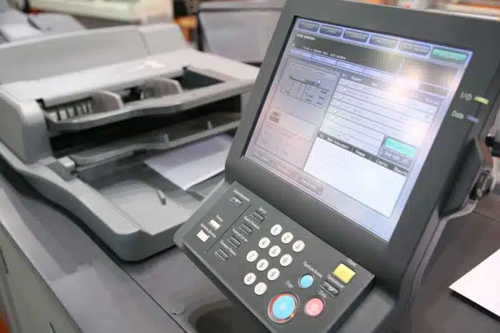 Digitaldrucker Monitor und Papiereinzug